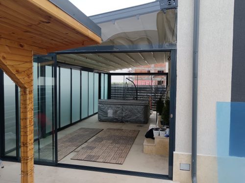 Închidere terasa cu pereți de sticlă și pergola bioclimatică