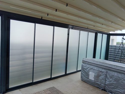 Închidere terasa cu pereți de sticlă și pergola bioclimatică
